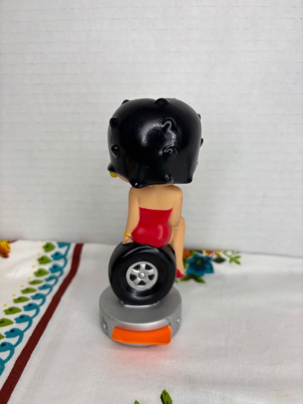 2006 Funko Wacky Wobbler Betty Boop Sitting On Tire Bobblehead Plastic Statue - Picture 2 of 10